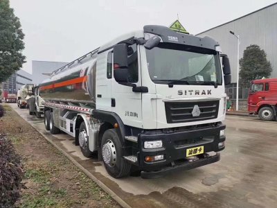 重汽汕德卡前四后八30.4方油罐車