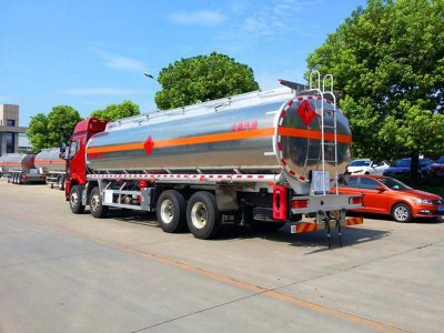 解放前四后八31.6方油罐車
