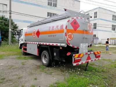 同威解放10.1方加油車滿載10噸