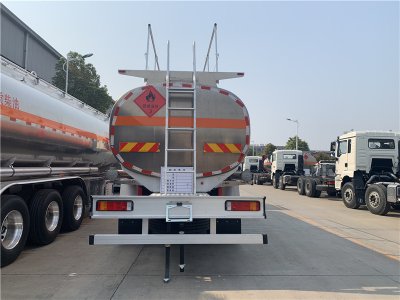 柳汽乘龍H5小三軸20.5立方油罐車