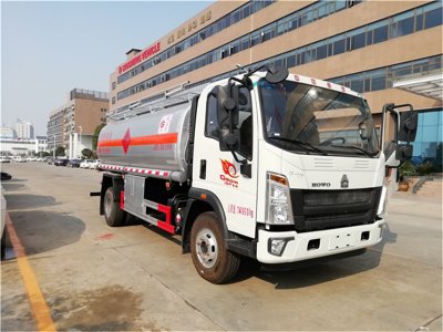 重汽豪沃10.5方實際容積12方滿載10噸加油車