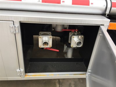 東風多利卡7.8方加油車